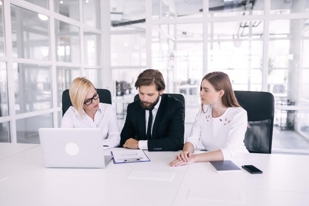 Nowoczesne biuro rachunkowe – zespół księgowych analizujący dokumenty finansowe firmy