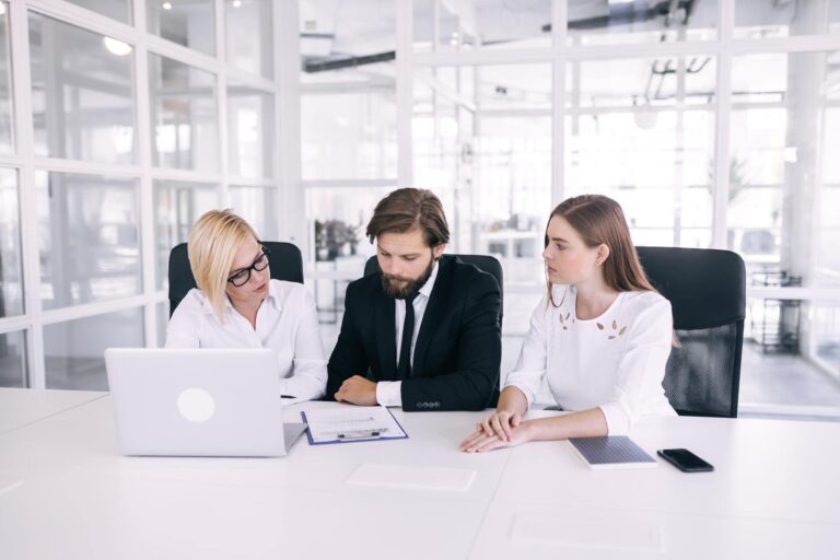 Nowoczesne biuro rachunkowe – zespół księgowych analizujący dokumenty finansowe firmy