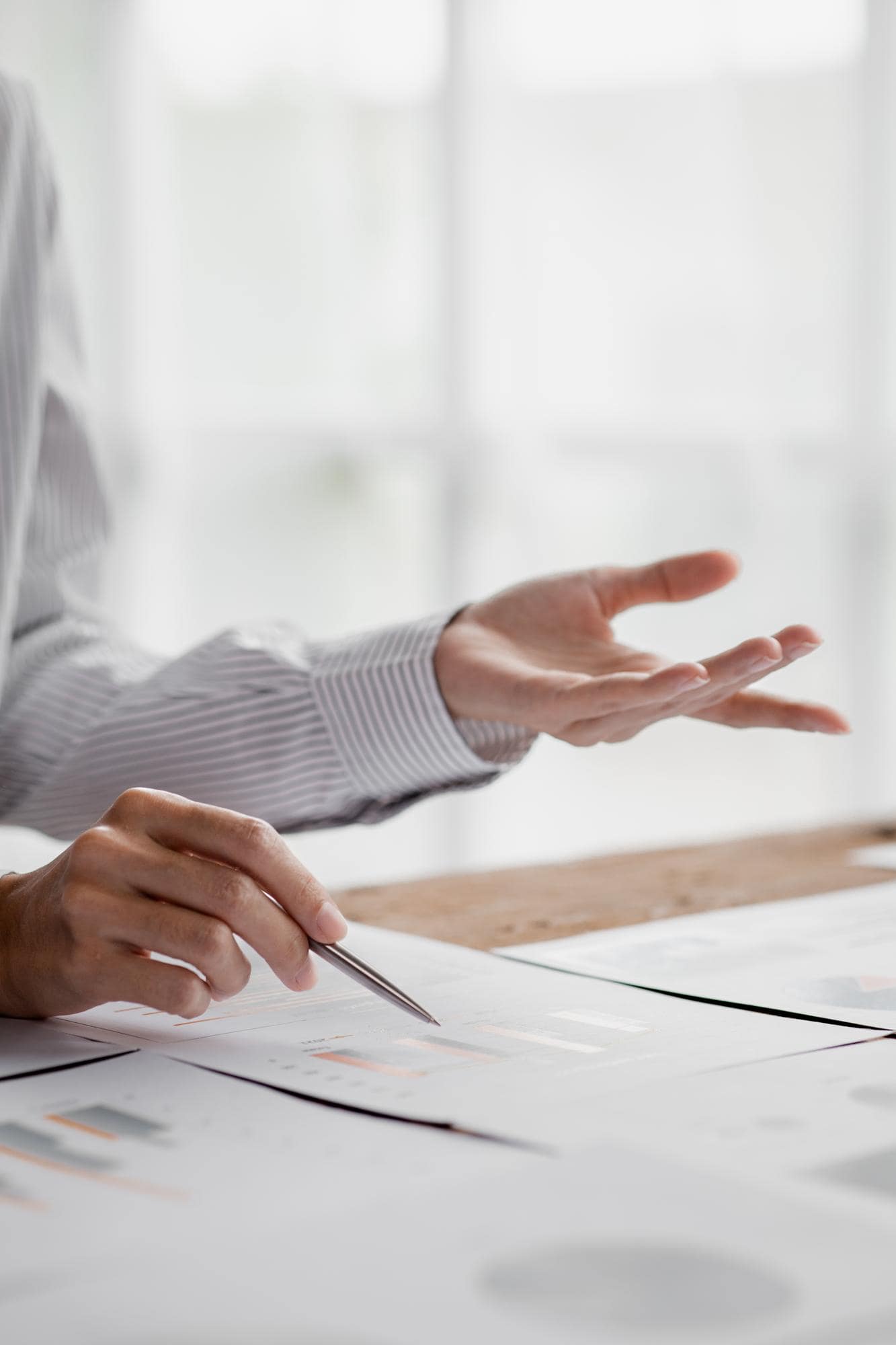 Doradca podatkowy Simpletax analizuje raporty finansowe firmy i omawia skutki podatkowe decyzji biznesowych