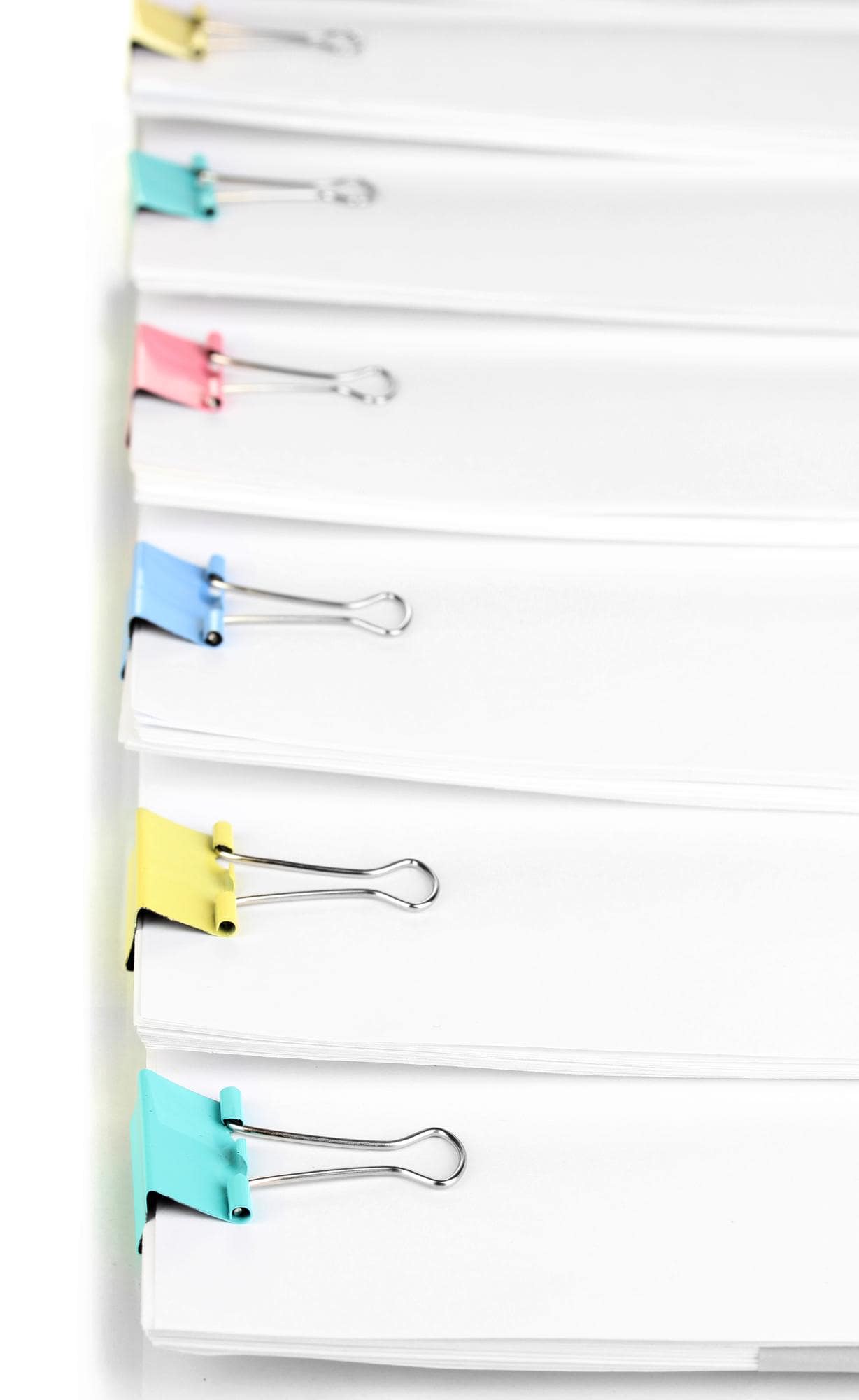 Stosy dokumentów spiętych kolorowymi klipsami symbolizujące uporządkowane pliki JPK_V7 przygotowywane przez biuro rachunkowe Simpletax w Łodzi