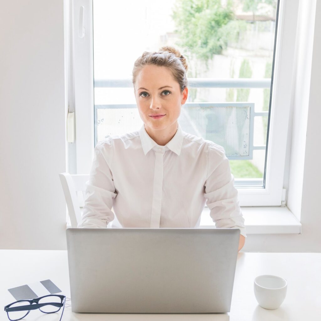 Księgowa pracująca przy laptopie w biurze rachunkowym