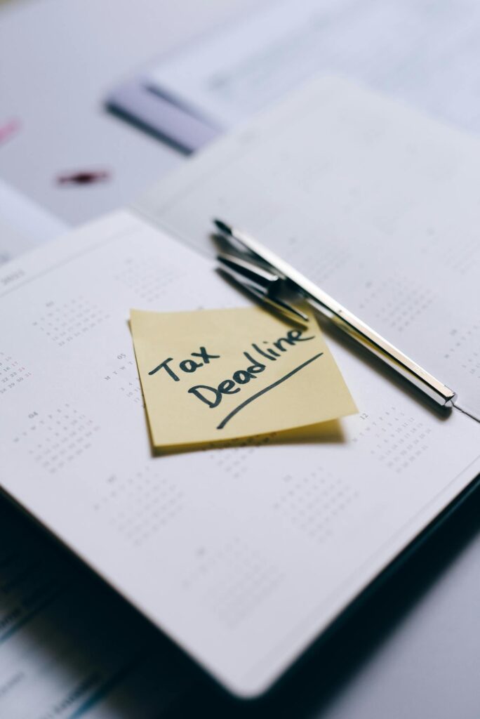 Notatka z napisem Tax Deadline na biurku księgowej Simpletax – przypomnienie o terminach podatkowych i wdrożeniu KSeF.