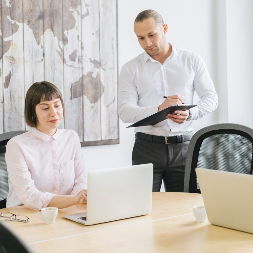 Zespół księgowych omawiający raport finansowy w biurze